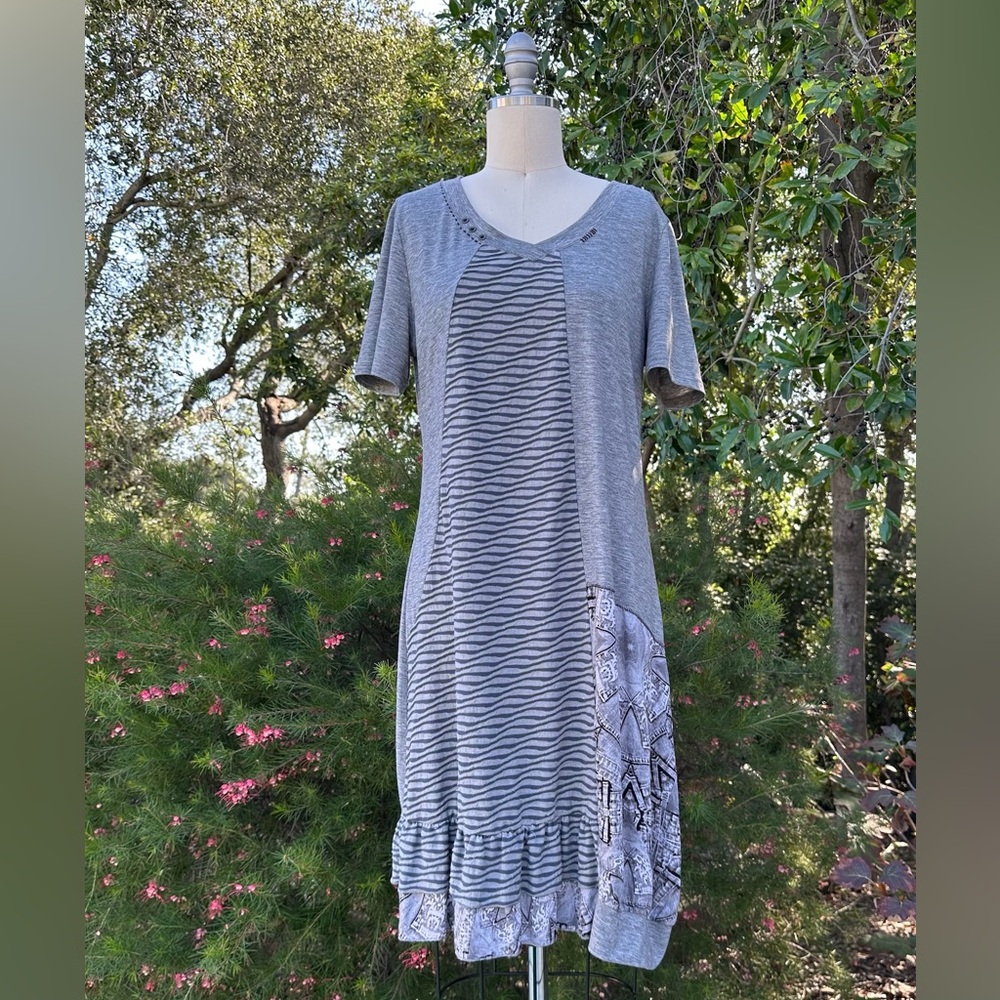 Dzhavael Couture midi shift dress with ruffles and embroidery - size L